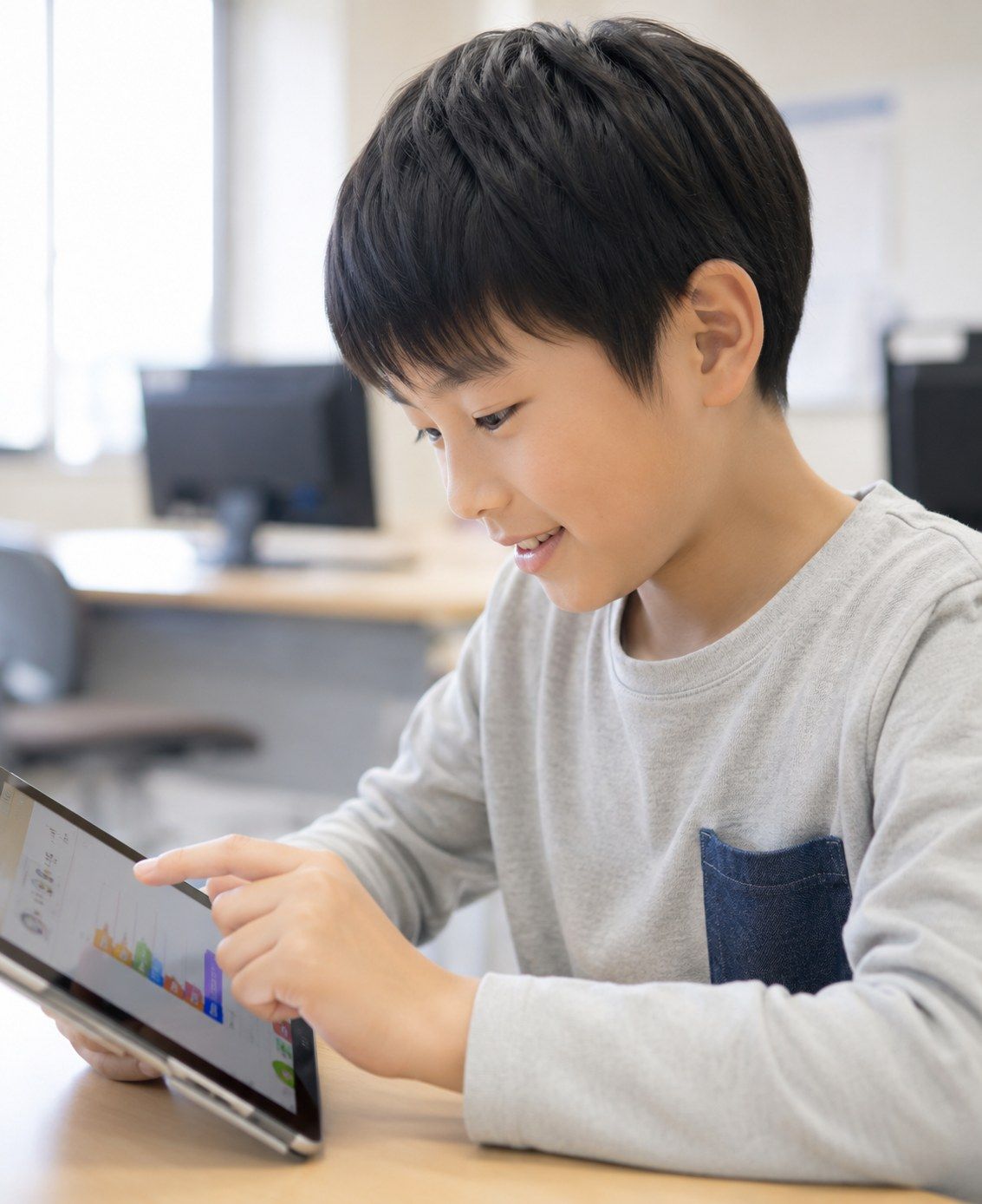 男の子がタブレットでプログラミングに取り組む